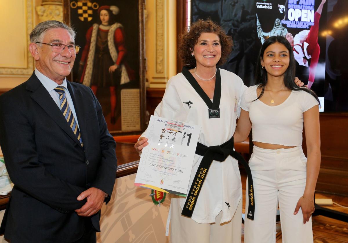 Luis Carlos Ovejero, a la izquierda, junto a Mayte Martínez, ataviada con el kimono de taekwondo.