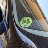 Un coche con una pegatina con el distintivo B.