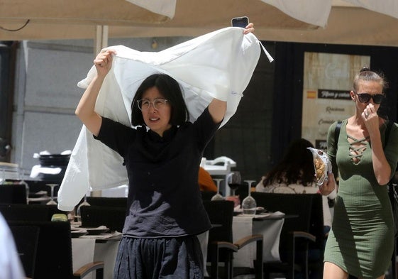 Una mujer se protege del sol con una chaqueta el pasado 28 de mayo.