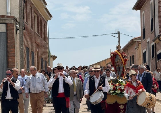 Los dulzaineros abrieron la procesión de San Fernando de Bolaños de Campos