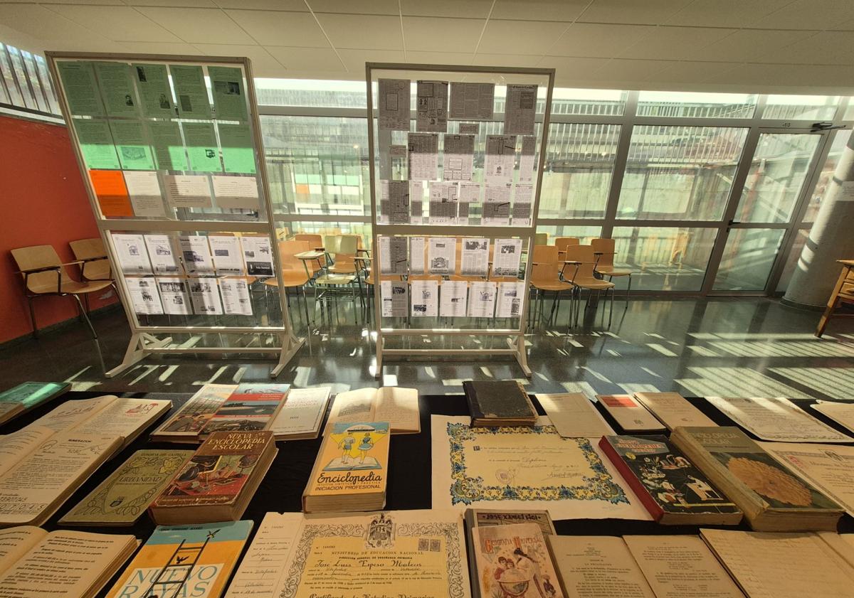 Imagen principal - Libros, cartas y fotografías de los cien años de Pinoduero.