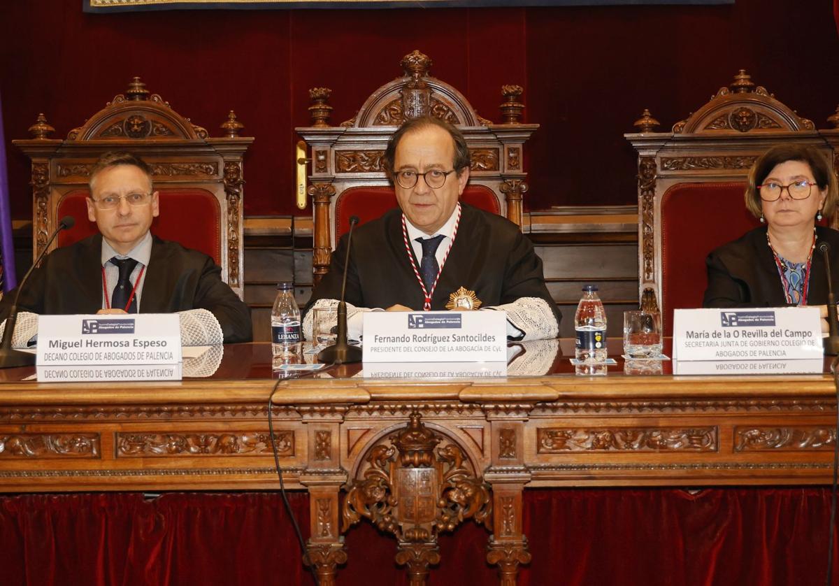 El presidente de la Abogacía de Castilla y León, con el decano y la secretaria de la junta de gobierno, en el acto celebrado en el Palacio Provincial de la Diputación.