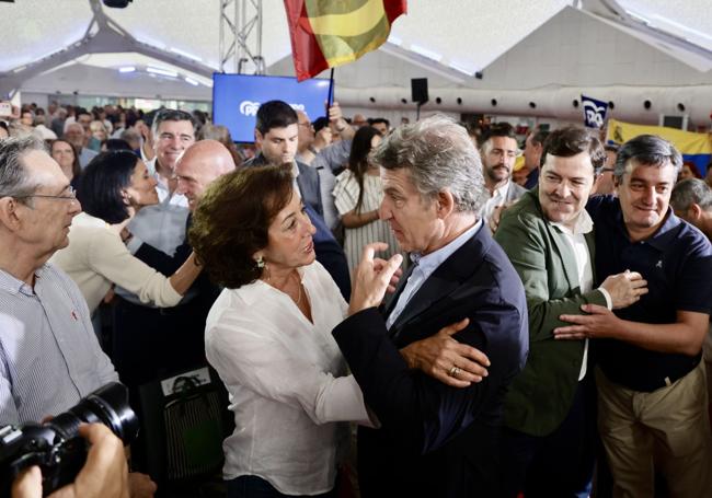 Feijóo saluda a la diputada por Valladolid y concejala del Ayuntamiento de la capital, Mercedes Cantalapiedra.