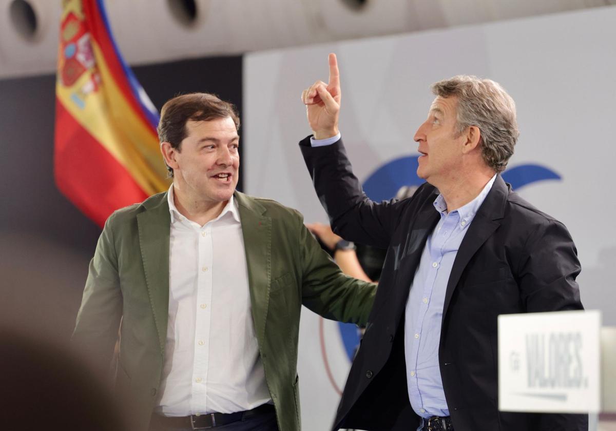 Alberto Núñez Feijóo, con Alfonso Fernández Mañueco, señala hacia el techo de la cúpula del milenio sobre el que descargaba este viernes la tormenta en Valladolid.