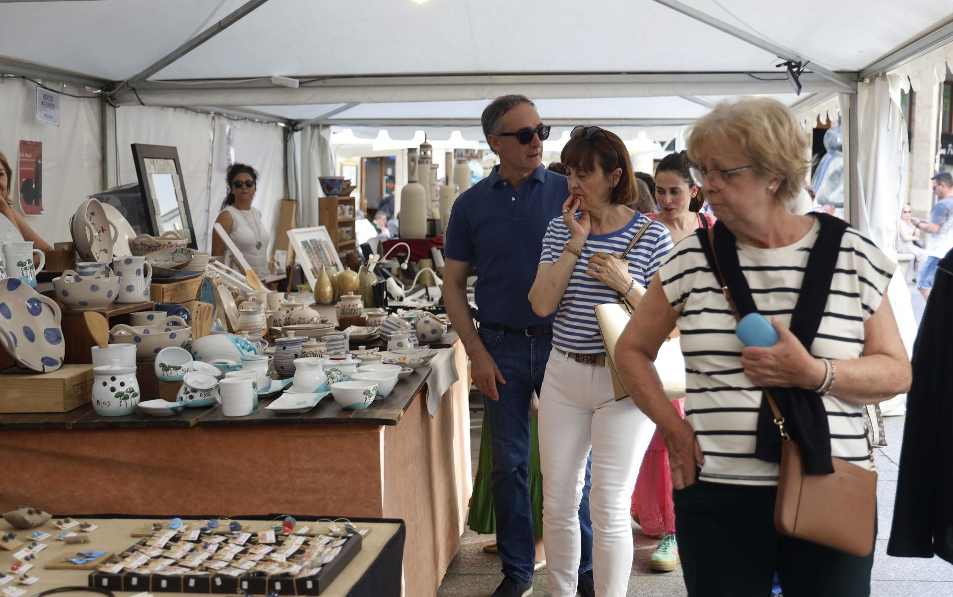 La cerámica impone arte y color a la Feria Chica en Palencia