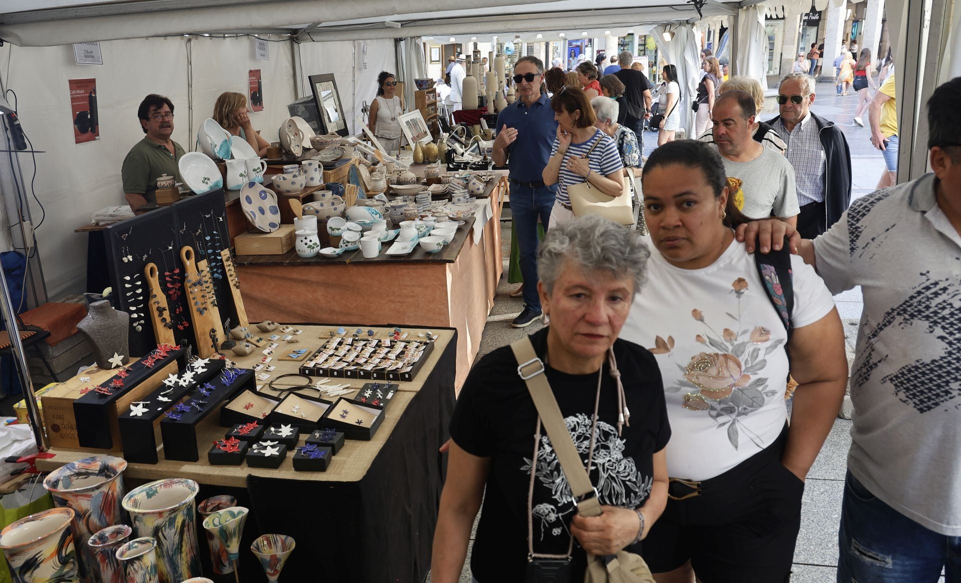 La cerámica impone arte y color a la Feria Chica en Palencia