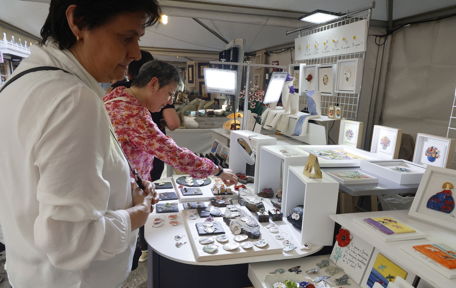 La cerámica impone arte y color a la Feria Chica en Palencia