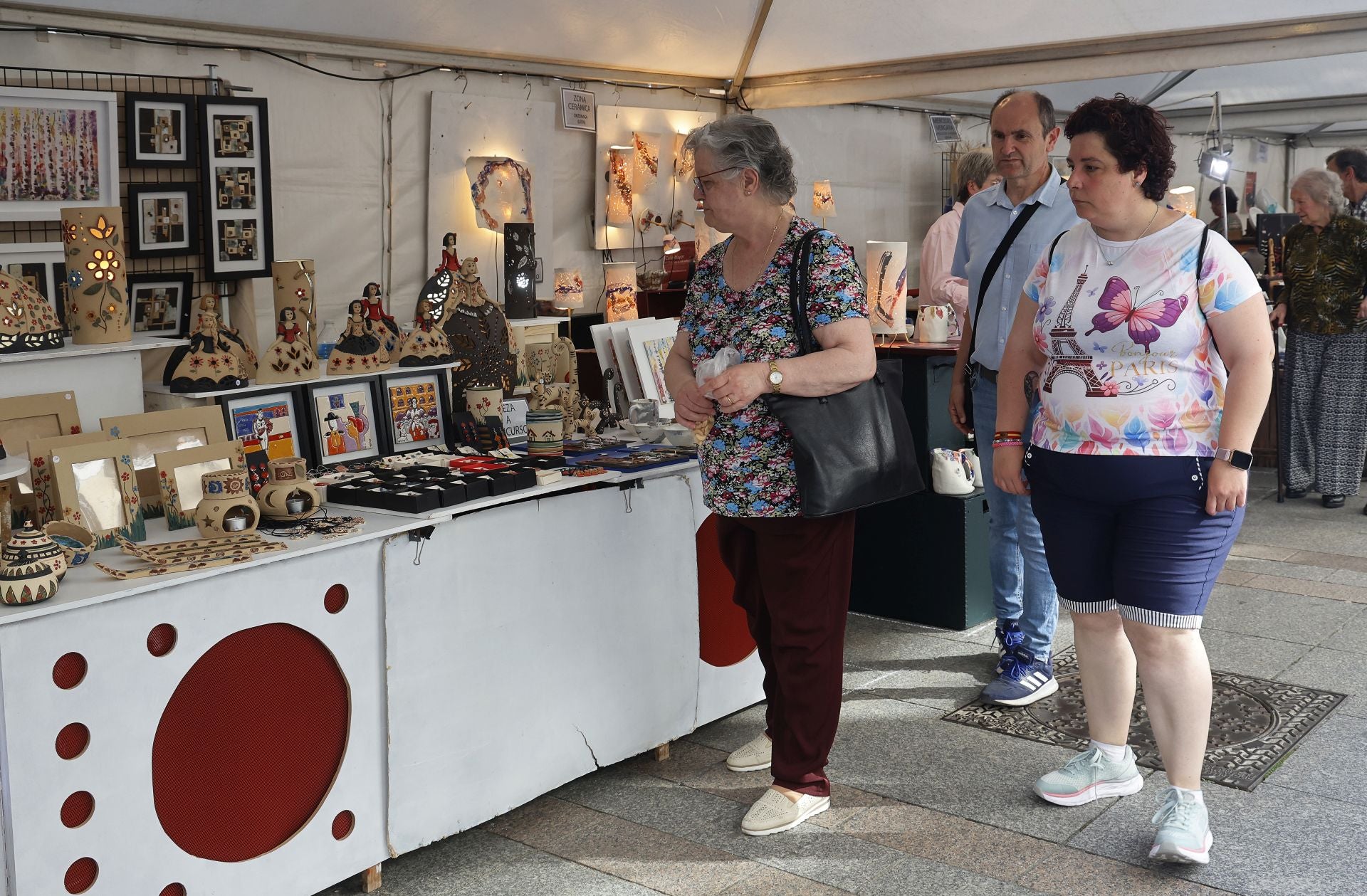 La cerámica impone arte y color a la Feria Chica en Palencia