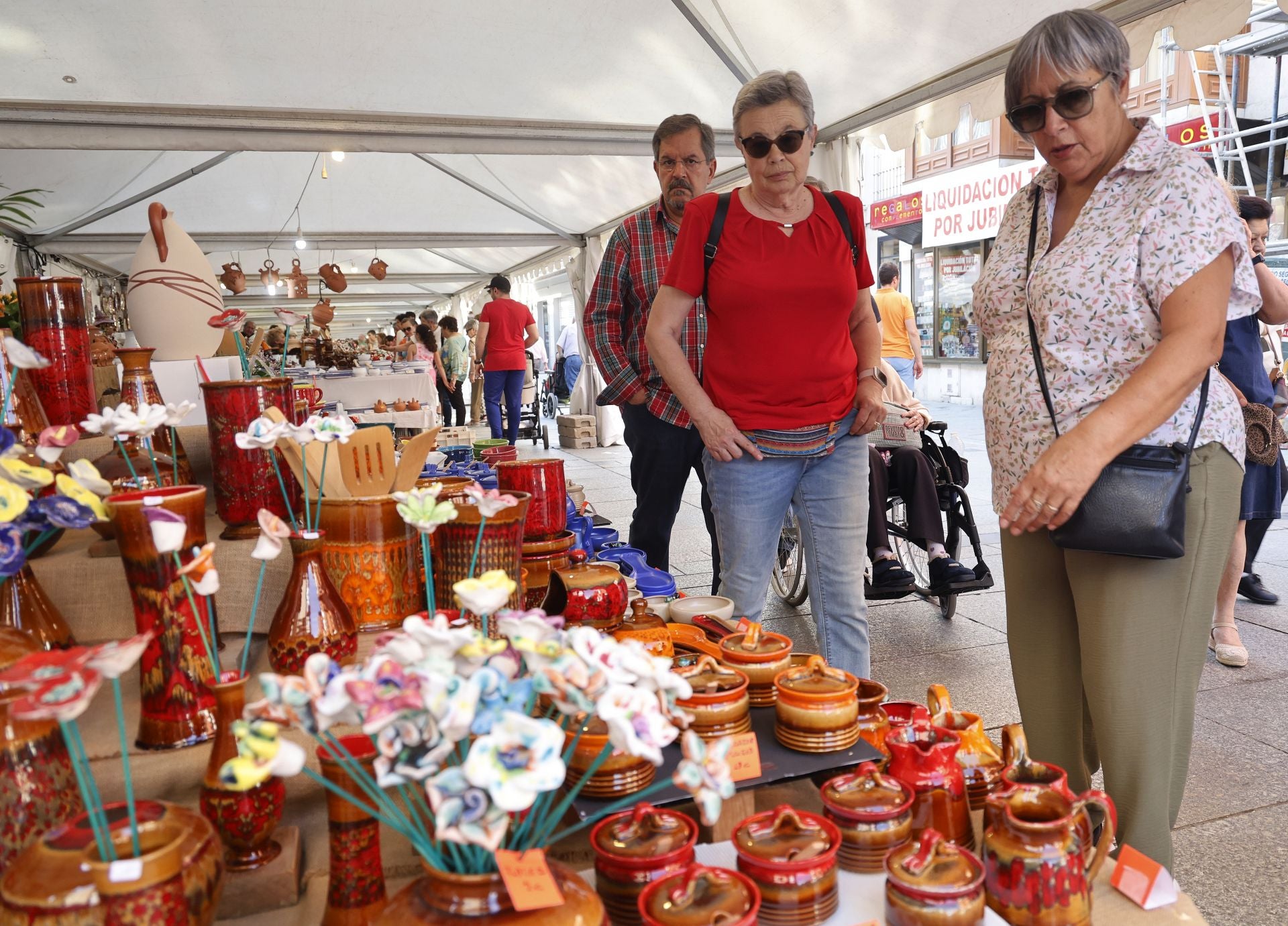 La cerámica impone arte y color a la Feria Chica en Palencia
