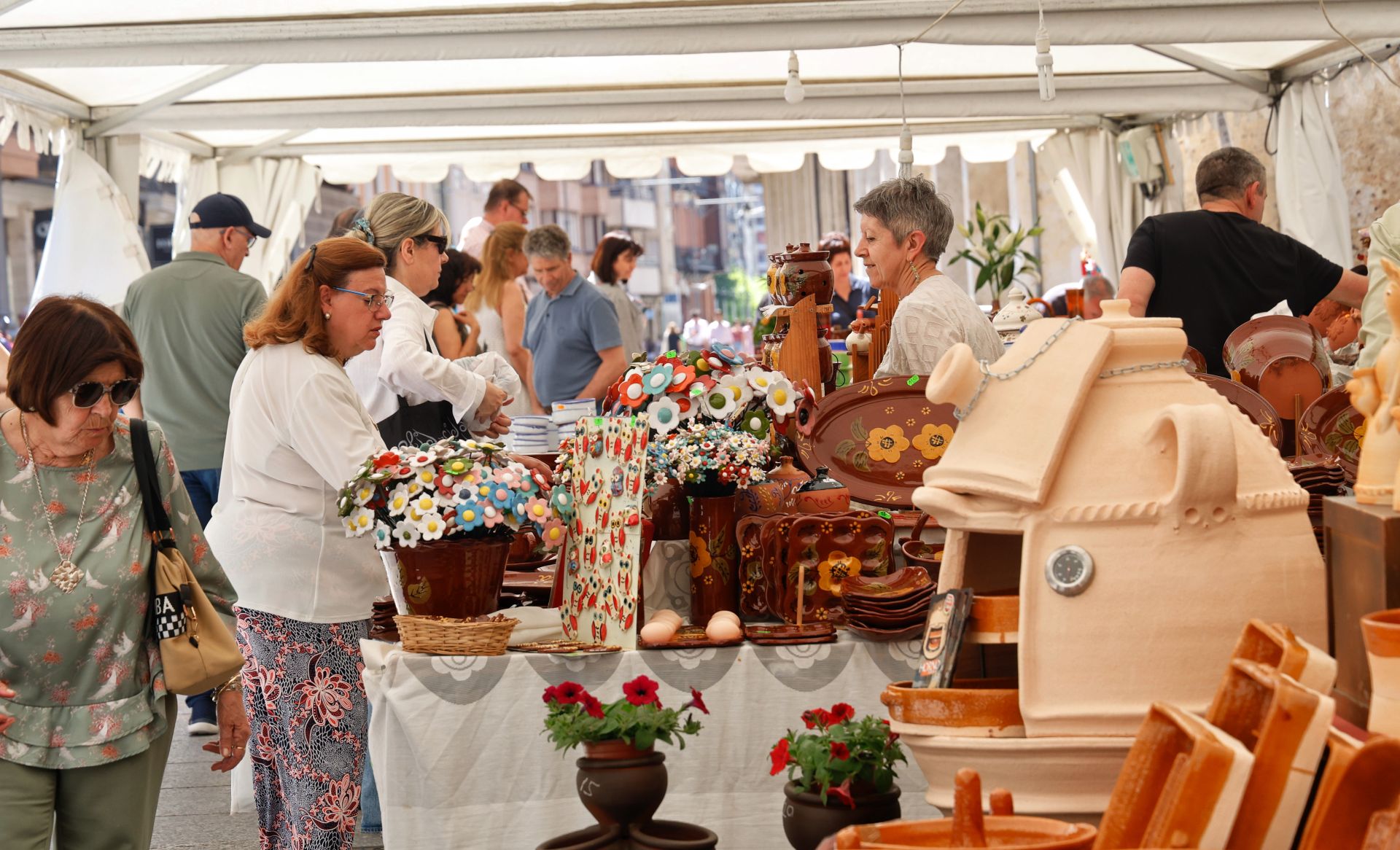 La cerámica impone arte y color a la Feria Chica en Palencia
