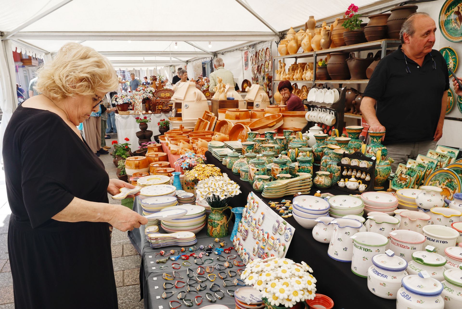 La cerámica impone arte y color a la Feria Chica en Palencia