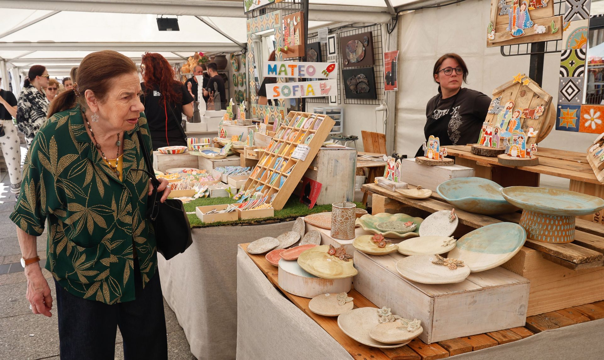 La cerámica impone arte y color a la Feria Chica en Palencia
