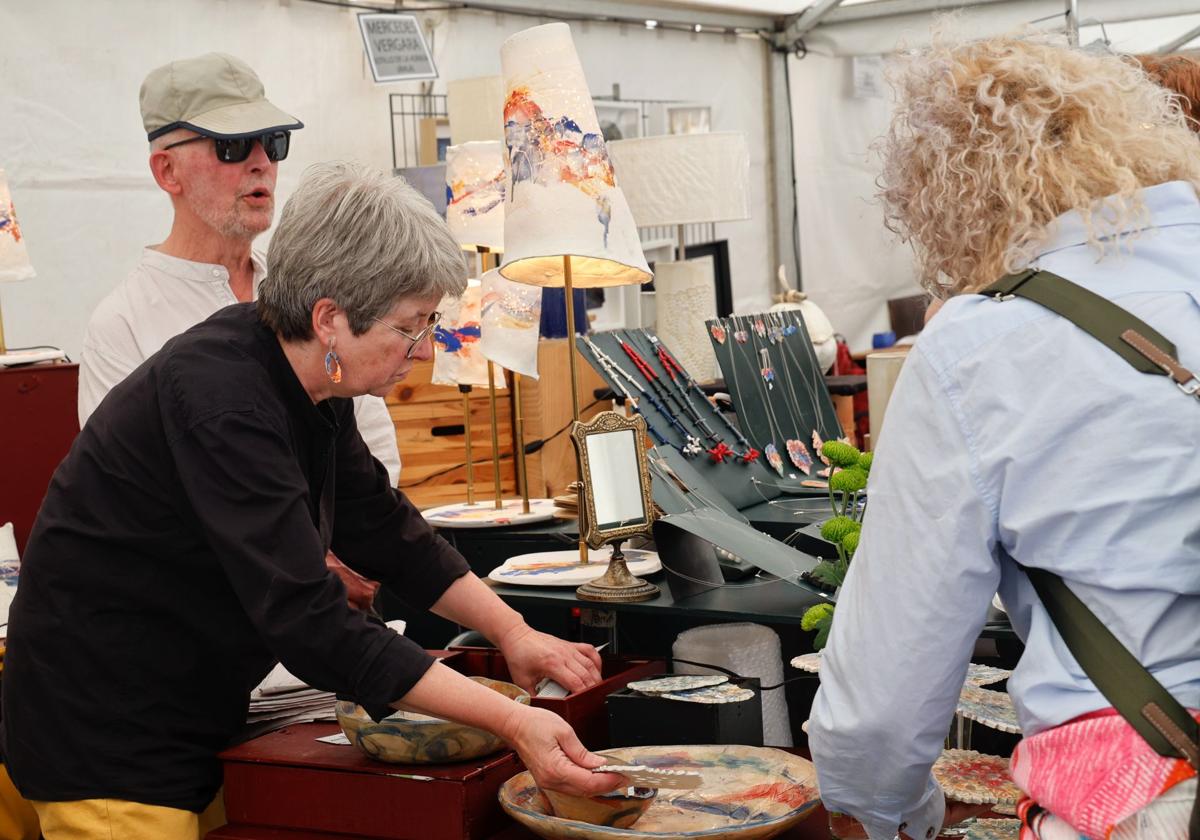 La cerámica impone arte y color a la Feria Chica en Palencia