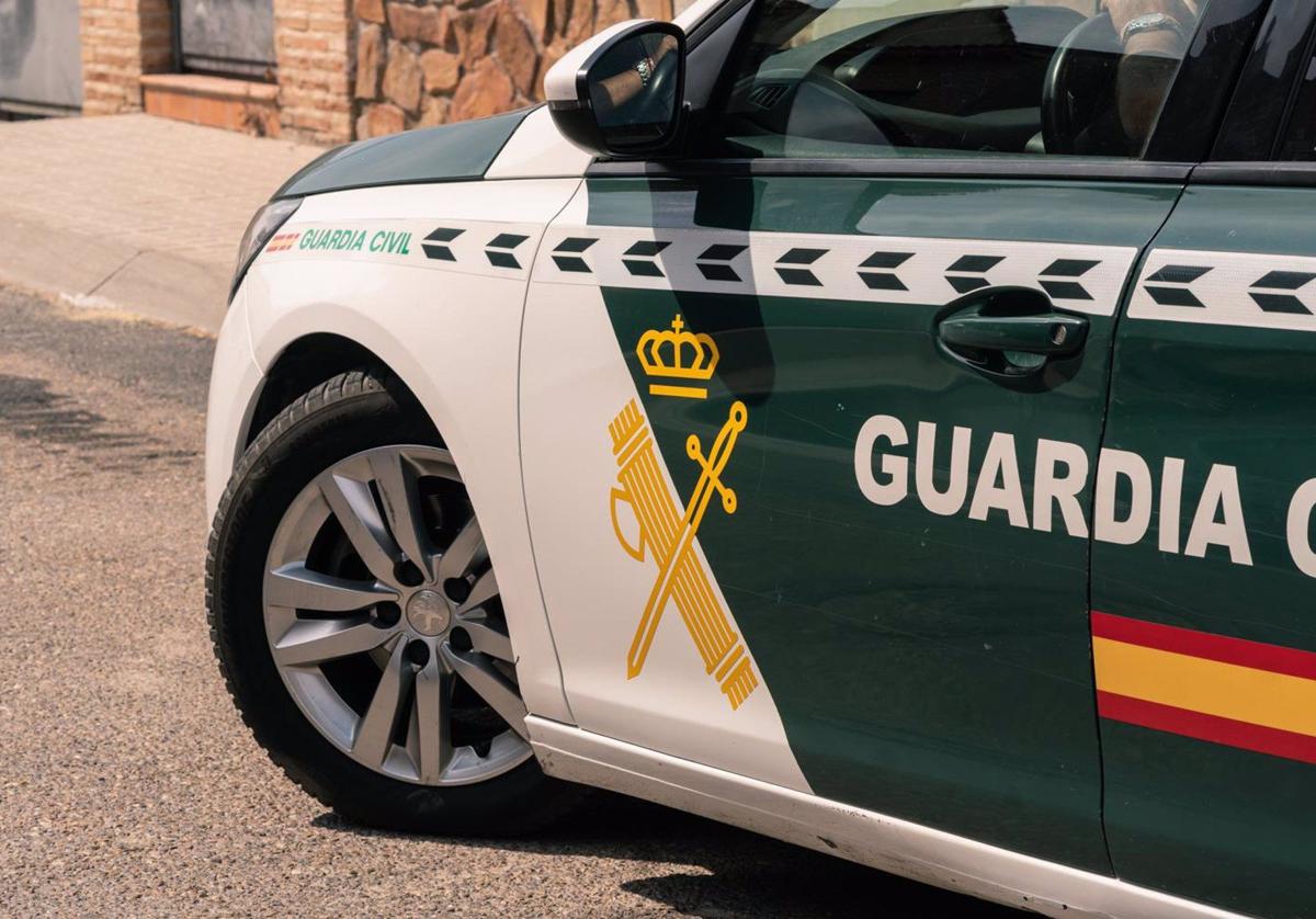 Localizan muerto a un hombre de 73 años debajo de su coche en un camino