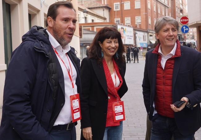 Óscar Puente y Carlos Martínez, con Ana Redondo, en Palencia durante el congreso autonómico del PSOE de febrero pasado.