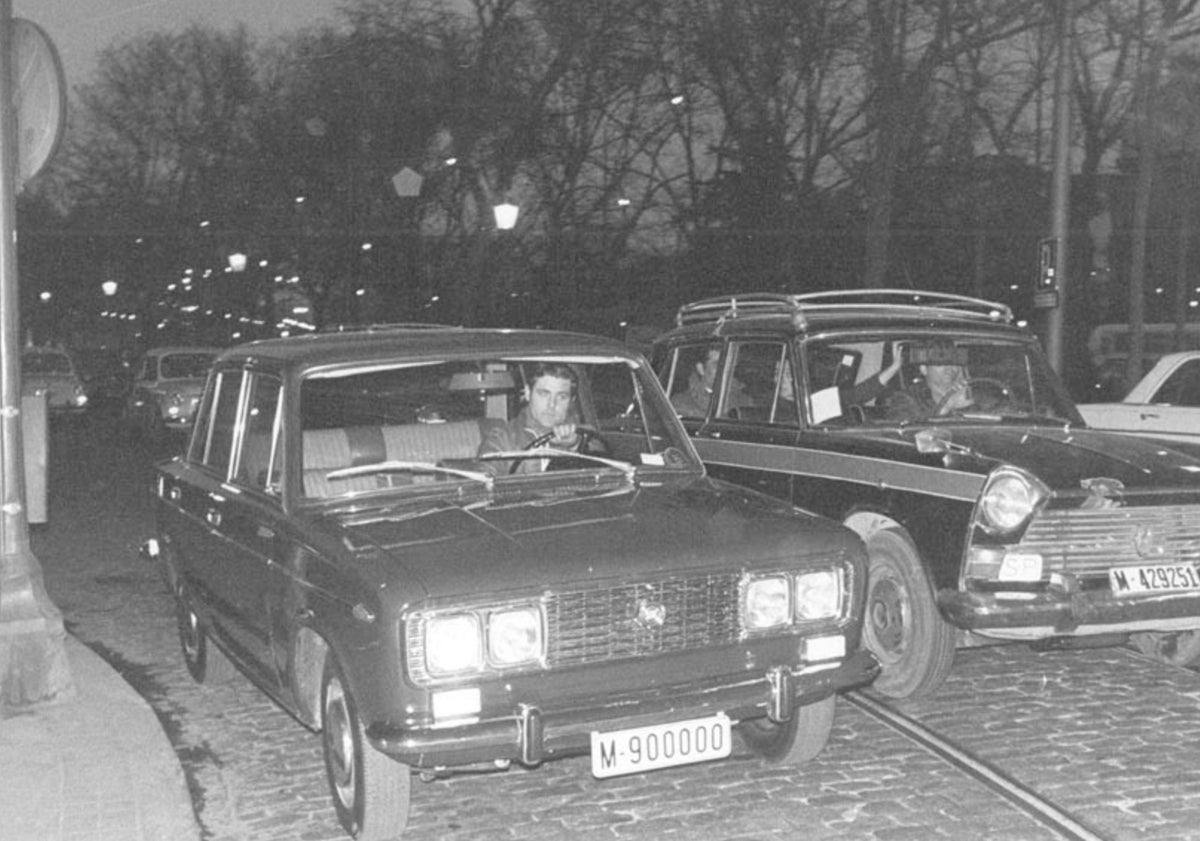 Imagen principal - Arriba, coches circulando por la noche en los años 70. Abajo, un automóvil accidentado y el inventor, Daniel Valbuena, mostrando a la prensa su hallazgo.