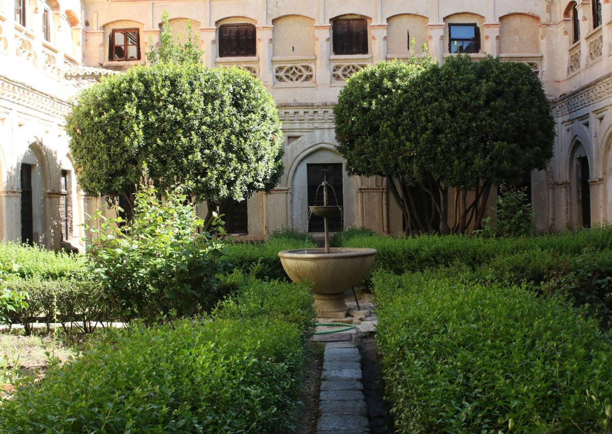 Imagen secundaria 1 - El refectorio (arriba), abajo a la izquierda el jardín en el claustro; y a la derecha, artesonado en una de las estancias del monasterio de San Antonio el Real de Segovia.