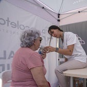 Una mujer realiza una prueba en una de las carpas de Recoletas.