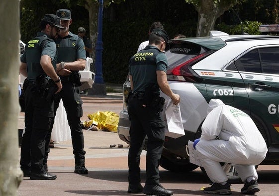 Los agentes de la unidad de Criminalística de la Guardia Civil recaban prueba en el lugar del suceso.