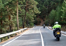Un grupo de moteros, de turismo por una carretera de la provincia de Segovia.
