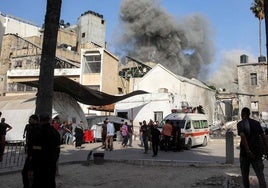 Una nube de humo surge tras un bombardeo israelí en el barrio de Daraj de la ciudad de Gaza.