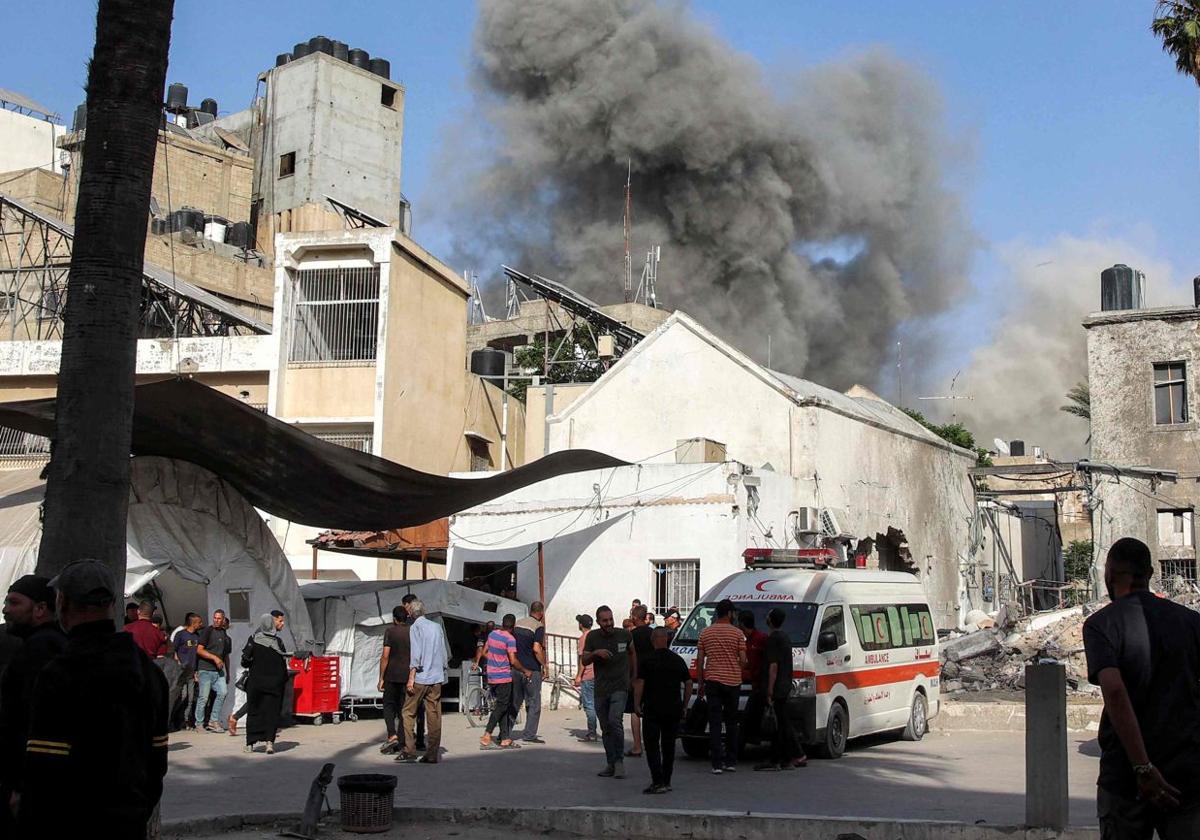 Una nube de humo surge tras un bombardeo israelí en el barrio de Daraj de la ciudad de Gaza.