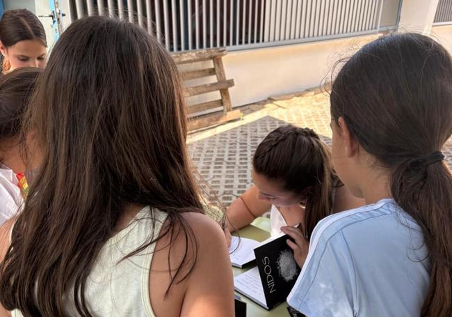 Isabel Sigüenza firmando ligros a sus alumnos