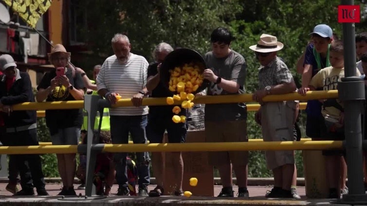 Una batukada y muchas risas en la carrera solidaria de patitos de goma en el Esgueva