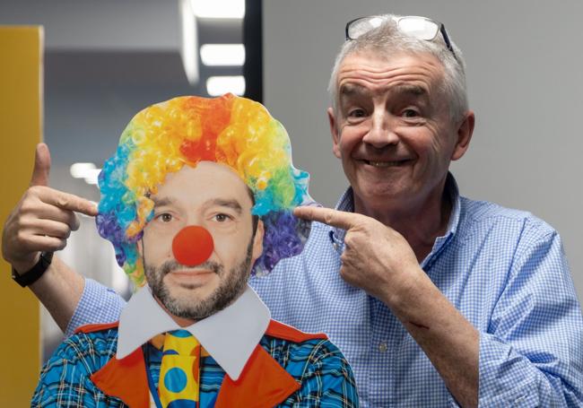 El consejero delegado de Ryanair, Michael O'Leary, durante una rueda de prensa en Madrid en febrero en la que ridiculizó al ministro de Consumo, Pablo Bustinduy.