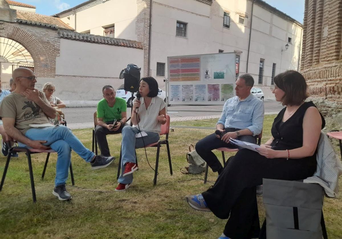 Contertulios y público participante en uno de los diálogos de las jornadas vecinales 'Cultivando miradas'.