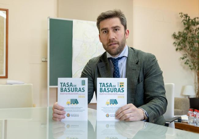 El concejal de Hacienda, Francisco Blanco, muestra los folletos informativos sobre la tasa de basuras.