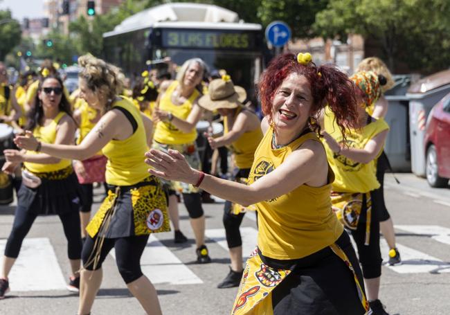 La batucada La Torzida ha llenado de alegría las calles del barrio.