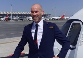 El jefe de cabina de pasajeros Rubén Frechilla junto a un avión.