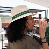 Una mujer bebe un vino durante el DíaV, celebrado en cinco bodegas de Ribera de Duero.