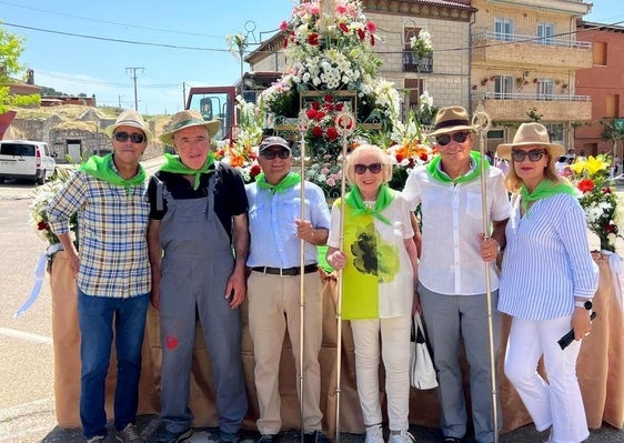 Cofrades junto a la carroza de la Virgen del Monte.