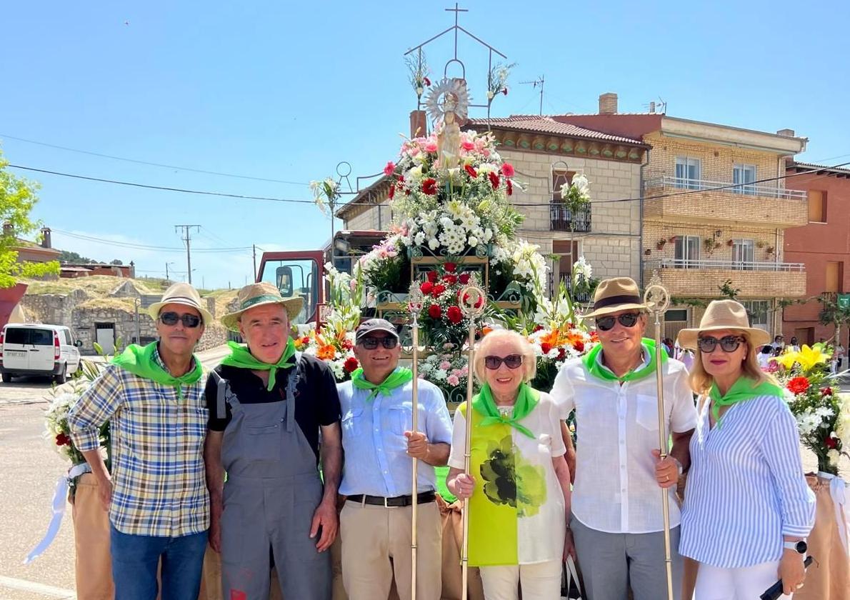 Cofrades junto a la carroza de la Virgen del Monte.