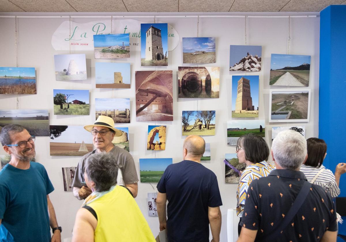 Los vecinos del barrio Belén, en la exposición en honor a la figura Jesús Anta.