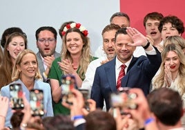 Rafal Trzaskowski, alcalde de Varsovia y miembro del partido centrista Coalición Cívica, saluda mientras se anuncian por televisión las encuestas a pie de urna en la segunda vuelta de las elecciones presidenciales.