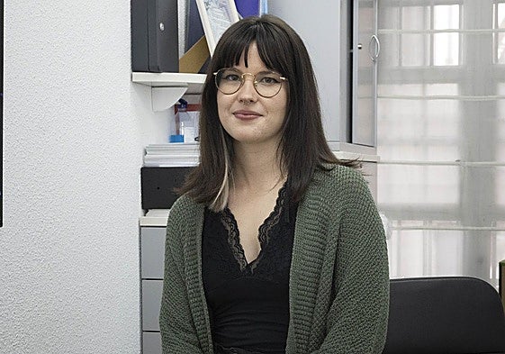 La vallisoletana Dánae García en la sede de la Asociación castellano y leonesa de Ayuda a Familiares y Enfermos de Bulimia y Anorexia.