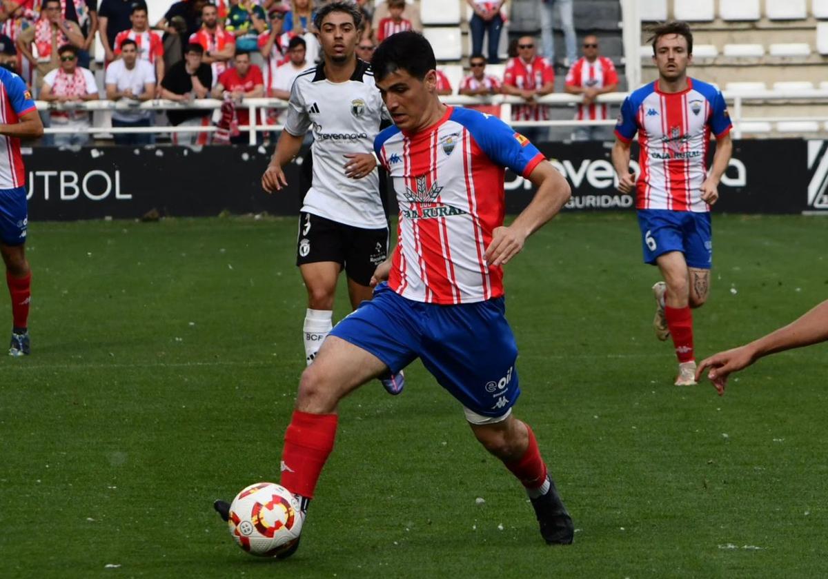 Torres progresa con el balón controlado en El Plantío.