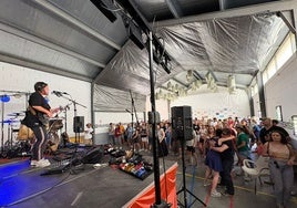 La cantante Jhana Beat, con su sonido electroorgánico, durante su actuación en el Kbreros Sound