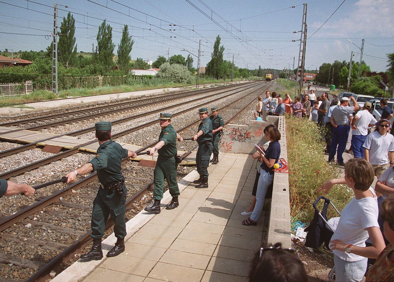 Vecinos de Viana de Cega protestan junto a las vías del tren por la supresión de un servicio ferroviario. 2 de junio de 2000.