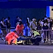 Los sanitarios atienden al herido por el accidente en el paseo de Isabel la Católica.