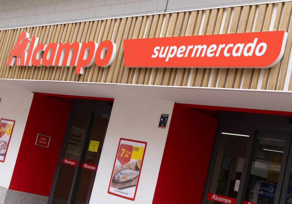 Acceso al supermercado Alcampo de la avenida de Palencia de Valladolid..