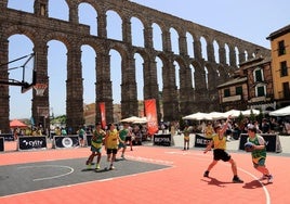 Uno de los partidos disputados ayer junto al Acueducto de Segovia.