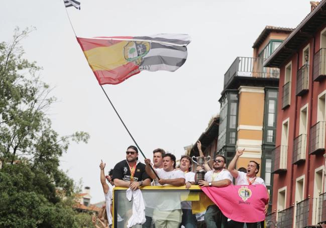 Los jugadores chamizos celebran la conquista con la Copa de la Liga por las calles de Valladolid