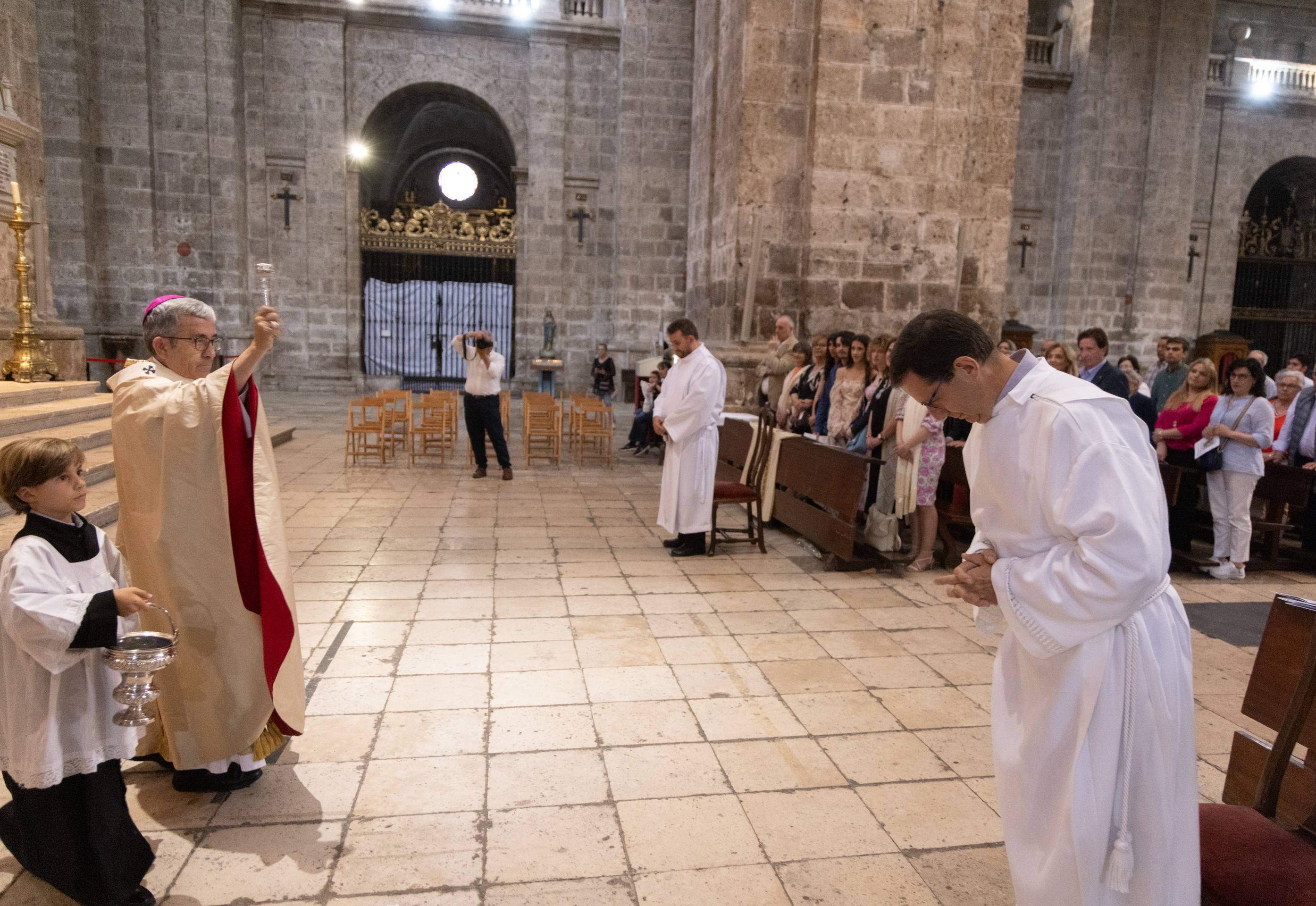 La ceremonia de ordenación de dos nuevos diáconos, en imágenes