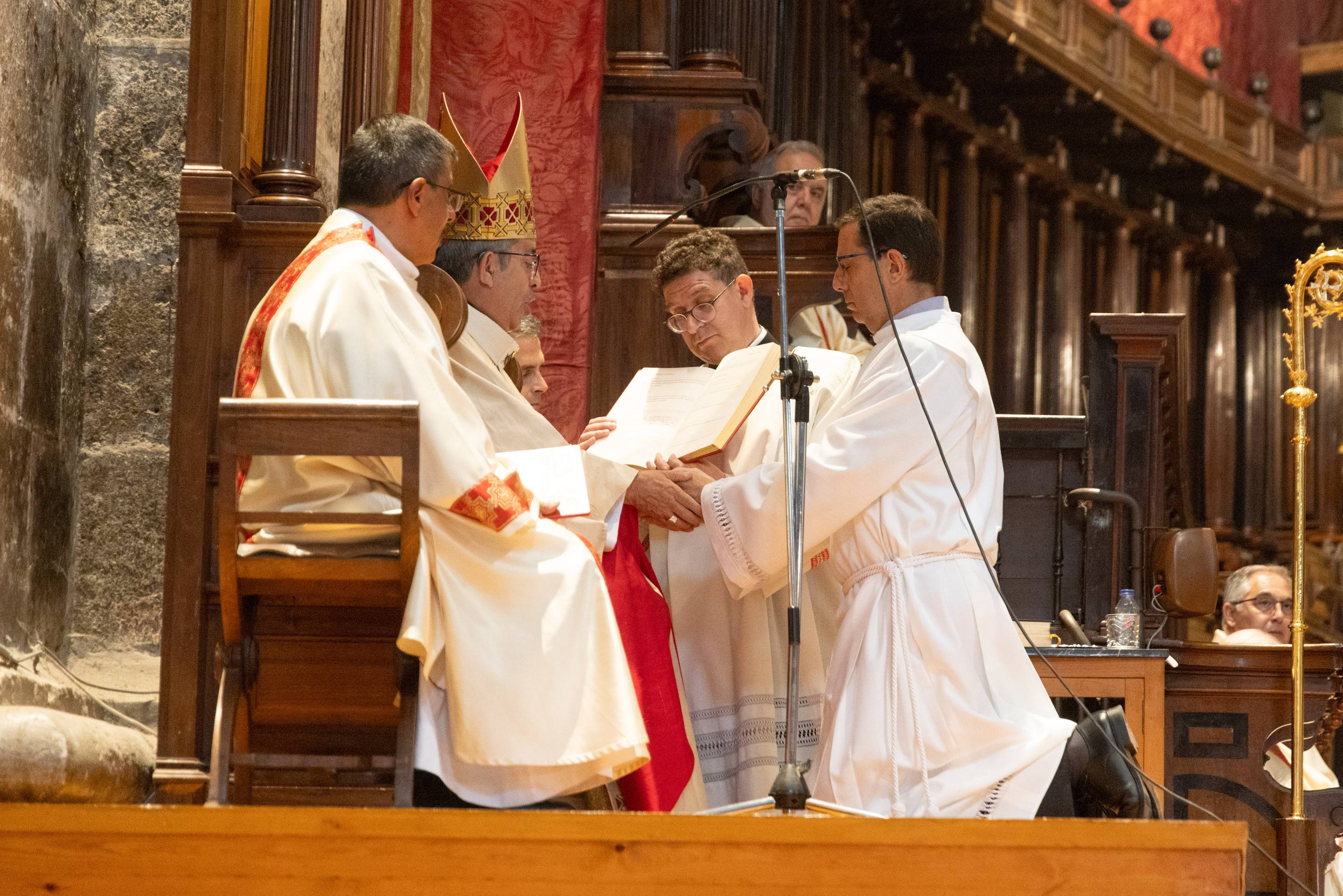 La ceremonia de ordenación de dos nuevos diáconos, en imágenes