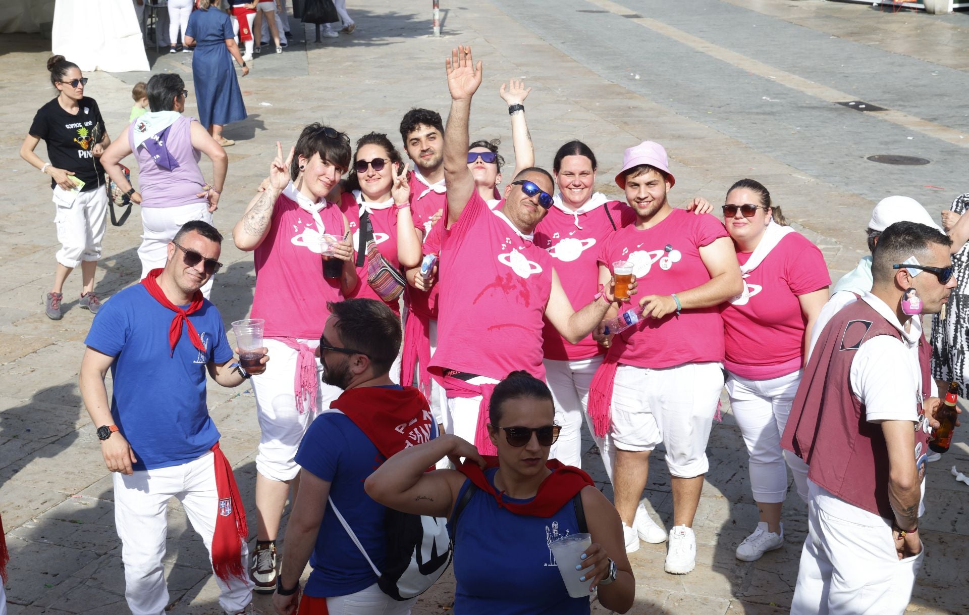 Las peñas ponen color a la Feria Chica