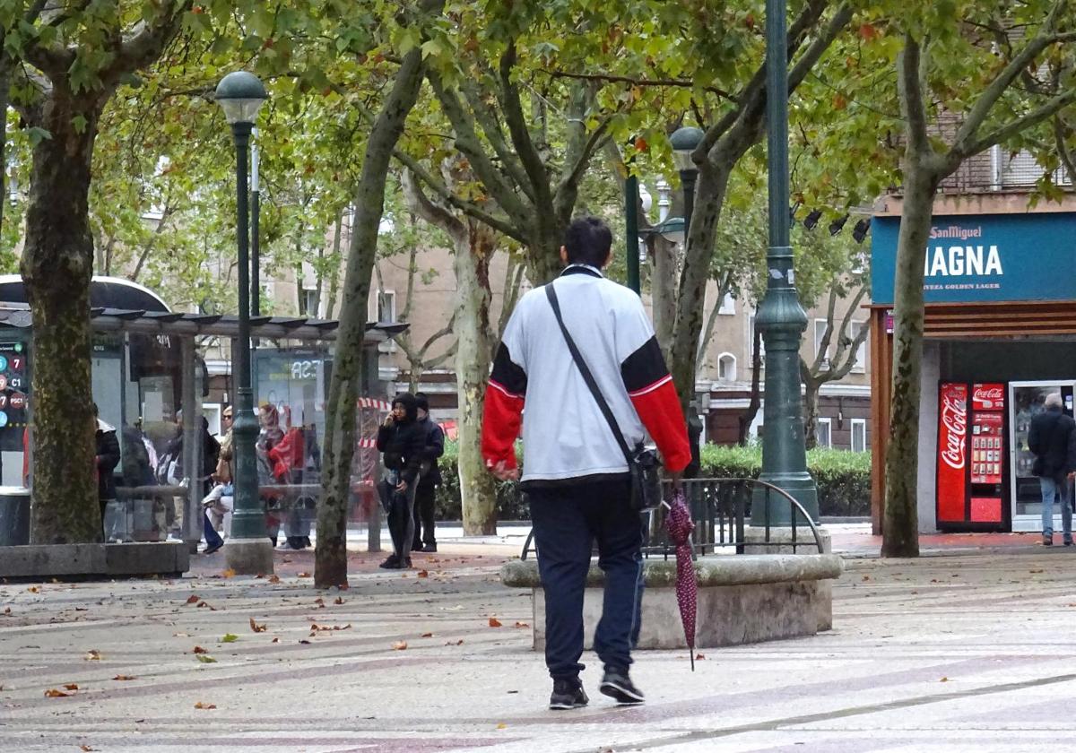 Una persona camina por el Paseo de Zorrilla, en una imagen de archivo.